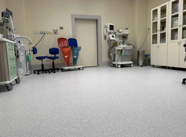 Medincus Centrum Słuchu i Mowy - montaż wykładzin obiektowych - realizacja