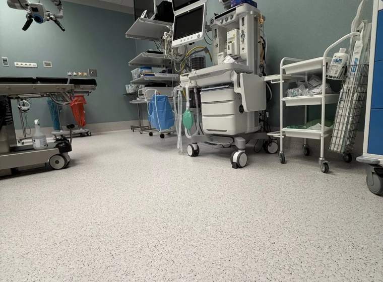 Medincus Centrum Słuchu i Mowy - montaż wykładzin obiektowych - realizacja