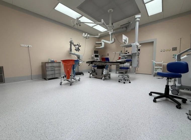 Medincus Centrum Słuchu i Mowy - montaż wykładzin obiektowych - realizacja