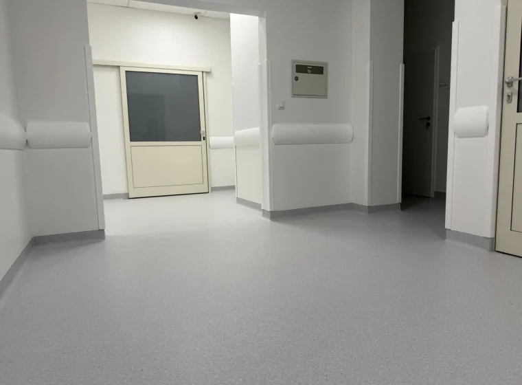 Medincus Centrum Słuchu i Mowy - montaż wykładzin obiektowych - realizacja