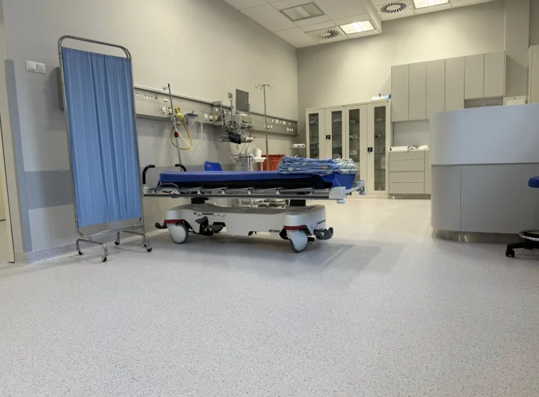 Medincus Centrum Słuchu i Mowy - montaż wykładzin obiektowych - realizacja