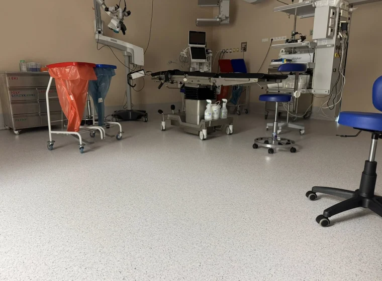 Medincus Centrum Słuchu i Mowy - montaż wykładzin obiektowych - realizacja