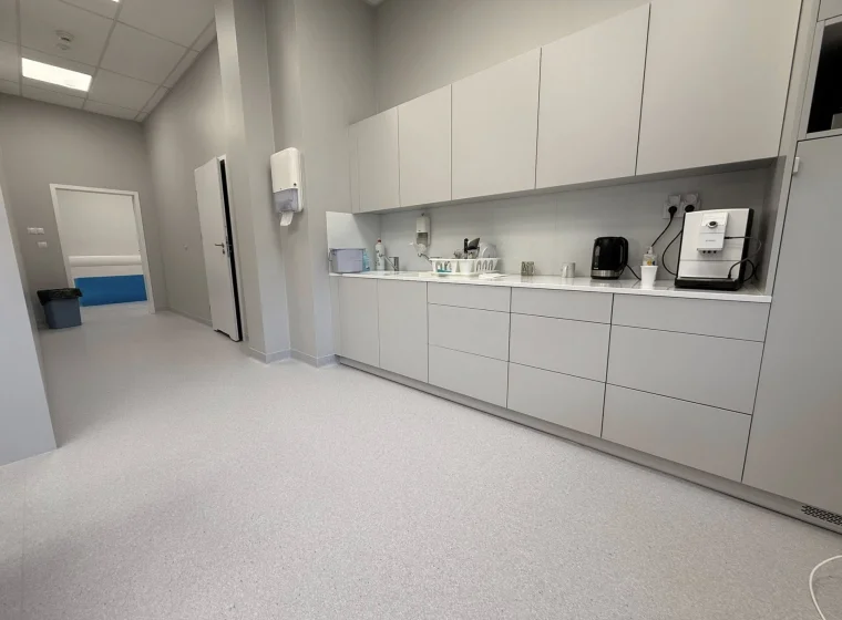 Medincus Centrum Słuchu i Mowy - montaż wykładzin obiektowych - realizacja