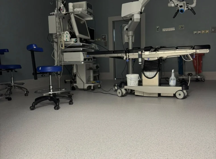 Medincus Centrum Słuchu i Mowy - montaż wykładzin obiektowych - realizacja