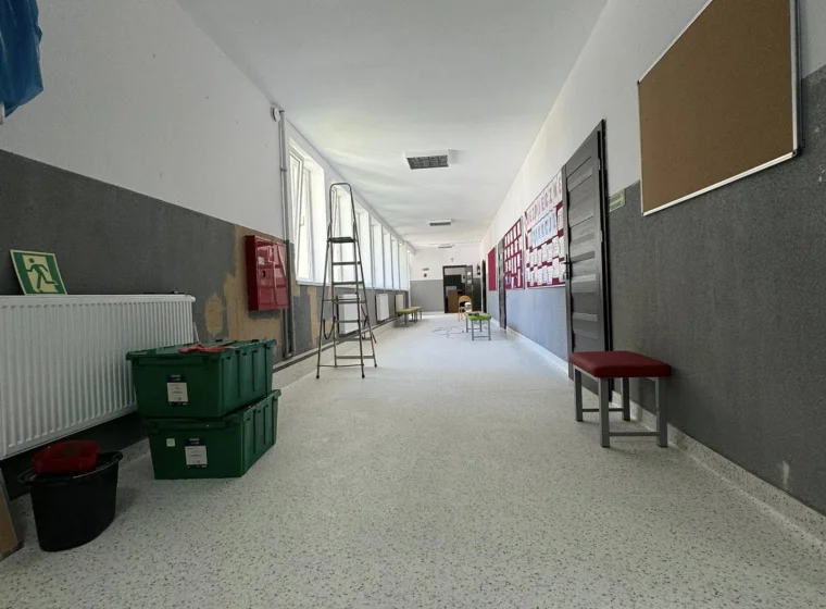 Nakrapiana wykładzina elastyczna PCW na szkolnym korytarzu - realizacja montażu wykładzin w szkole