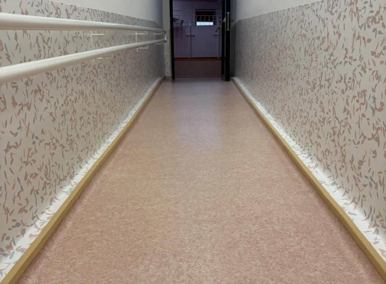 Rampa dla osób z niepełnosprawnościami – wykładziny podłogowe i ścienne w prywatnej szkole