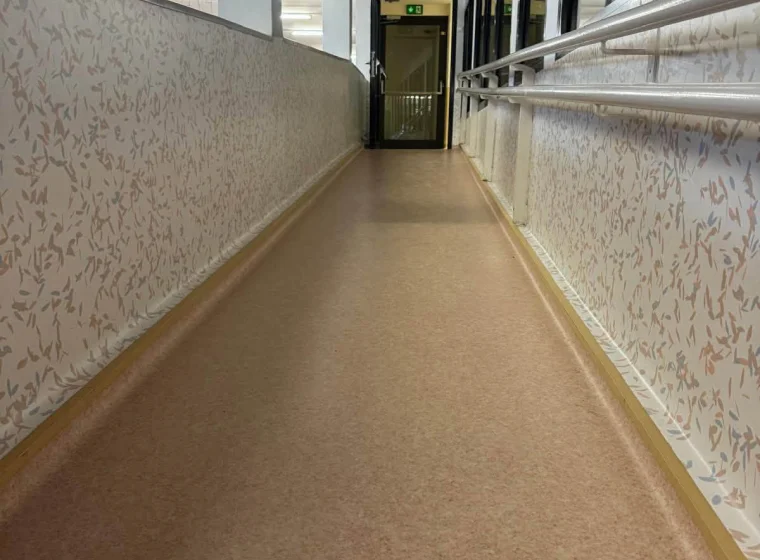 Rampa dla osób z niepełnosprawnościami – wykładziny podłogowe i ścienne w prywatnej szkole