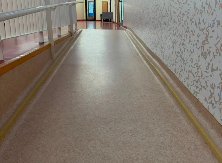 Rampa dla osób z niepełnosprawnościami – wykładziny podłogowe i ścienne w prywatnej szkole