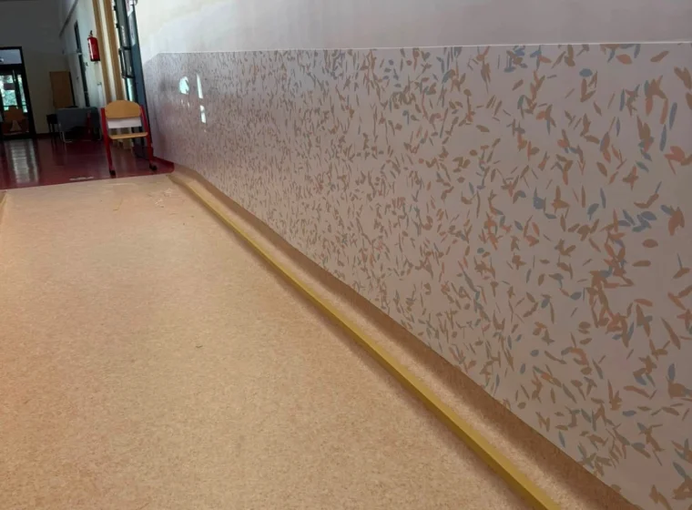 Rampa dla osób z niepełnosprawnościami – wykładziny podłogowe i ścienne w prywatnej szkole