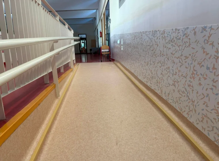 Rampa dla osób z niepełnosprawnościami – wykładziny podłogowe i ścienne w prywatnej szkole