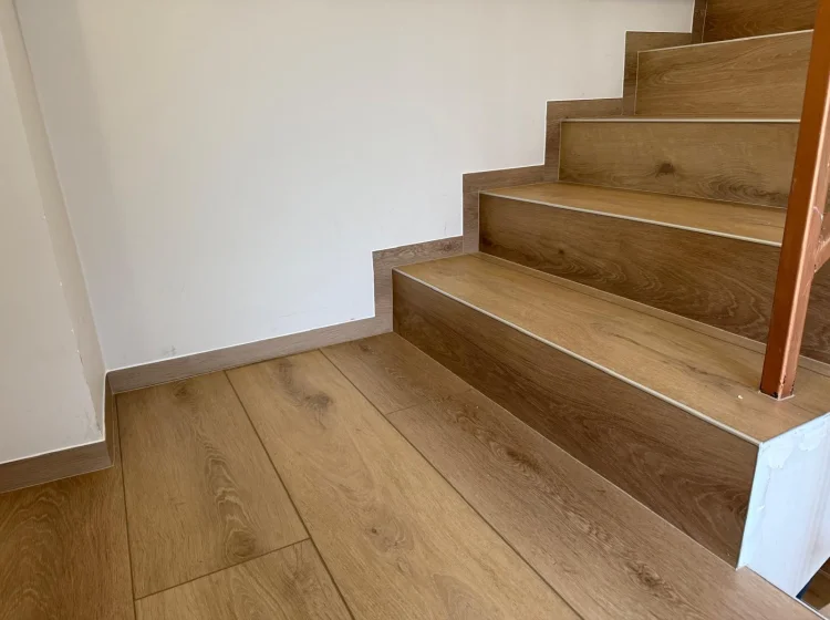 Dom rodzinny pod Warszawą - panele LVT od AW