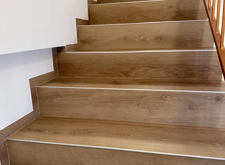 Panele LVT Invictus na podłodze, schodach