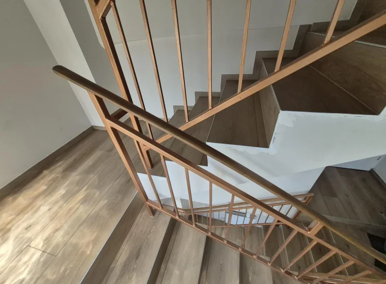 Panele LVT Invictus na podłodze, schodach
