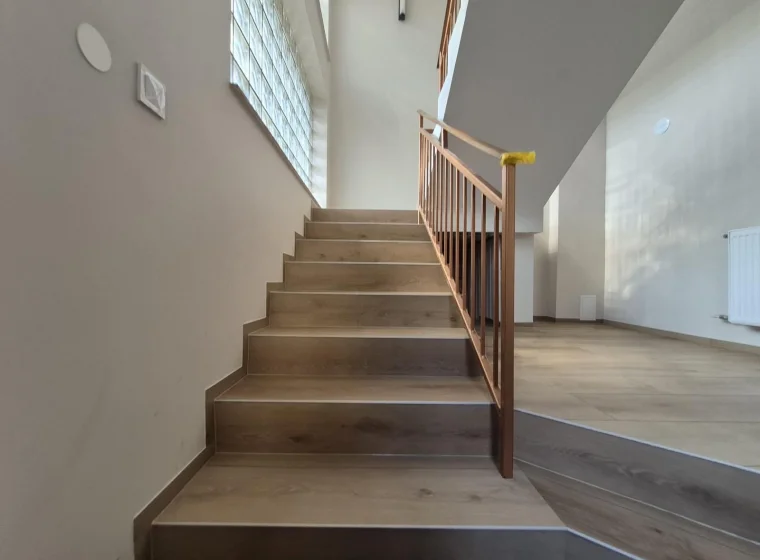 Panele LVT Invictus na podłodze, schodach