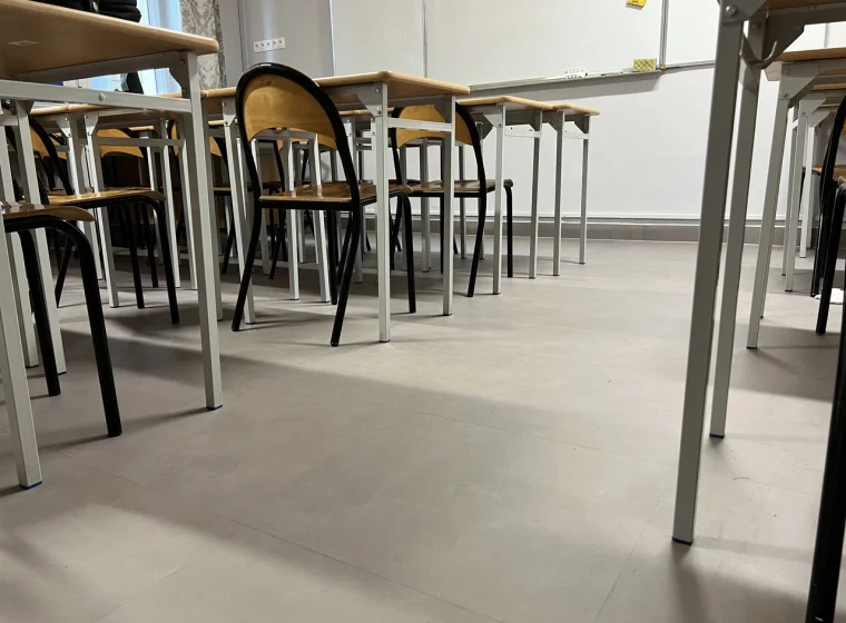 Płytki winylowe LVT w sali lekcyjnej