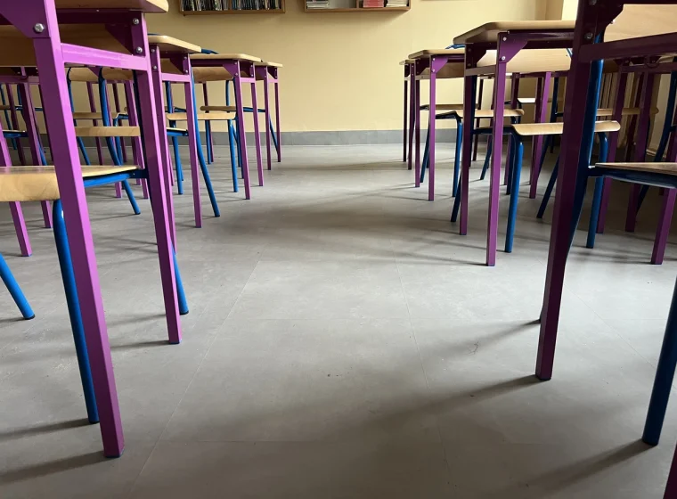 Płytki winylowe LVT w sali lekcyjnej