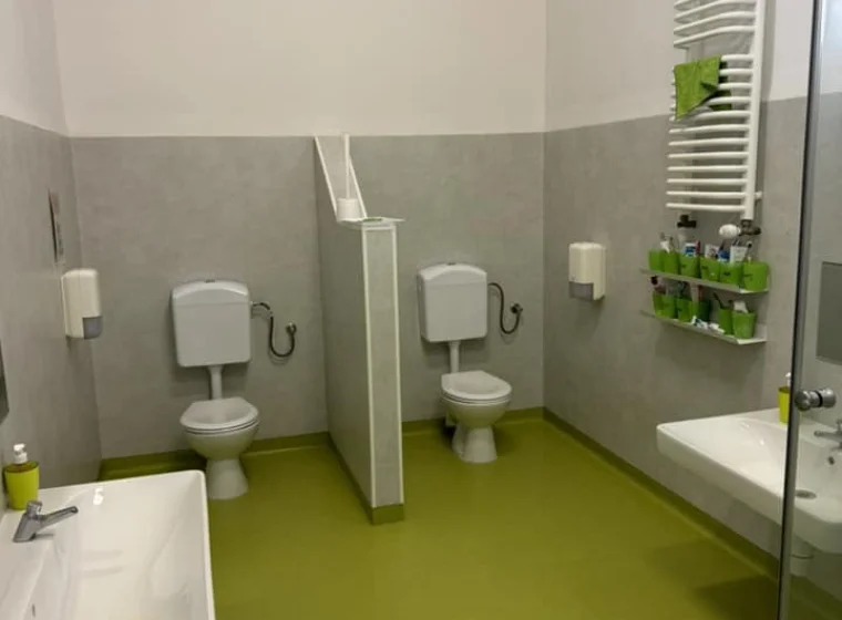 Kompleksowa realizacja podłóg i okładzin ściennych w przestrzeni sanitarnej w przedszkolu