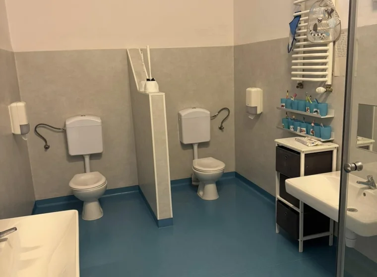 Kompleksowa realizacja podłóg i okładzin ściennych w przestrzeni sanitarnej w przedszkolu