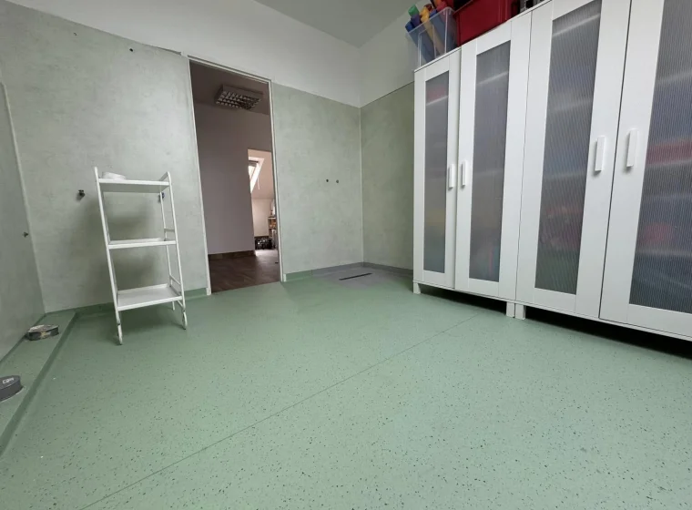 Kompleksowa realizacja podłóg i okładzin ściennych w przestrzeni sanitarnej w przedszkolu