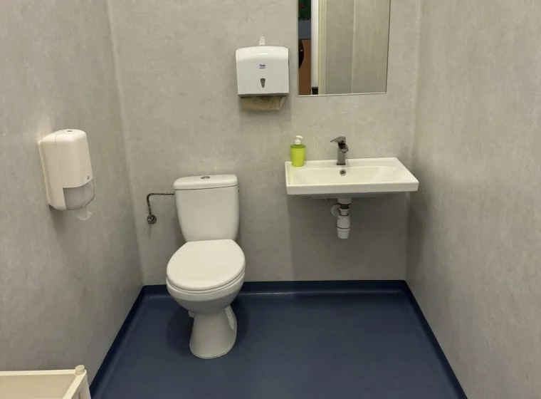 Kompleksowa realizacja podłóg i okładzin ściennych w przestrzeni sanitarnej w przedszkolu
