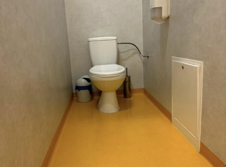 Kompleksowa realizacja podłóg i okładzin ściennych w przestrzeni sanitarnej w przedszkolu