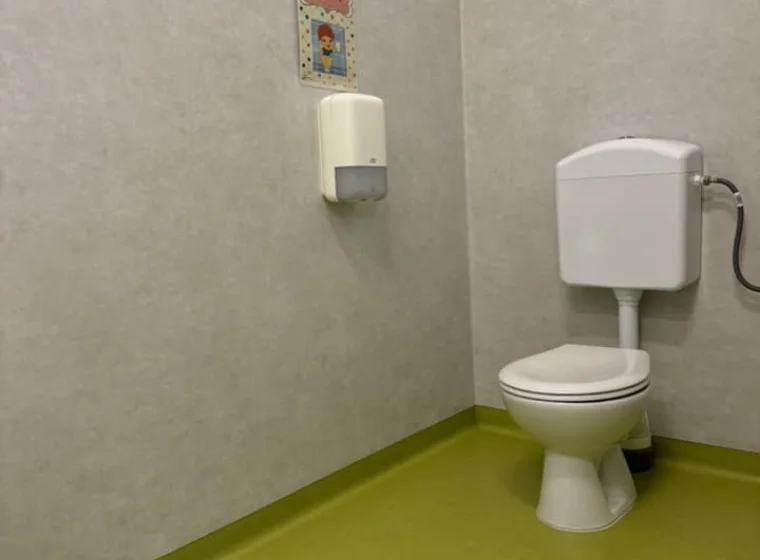 Kompleksowa realizacja podłóg i okładzin ściennych w przestrzeni sanitarnej w przedszkolu