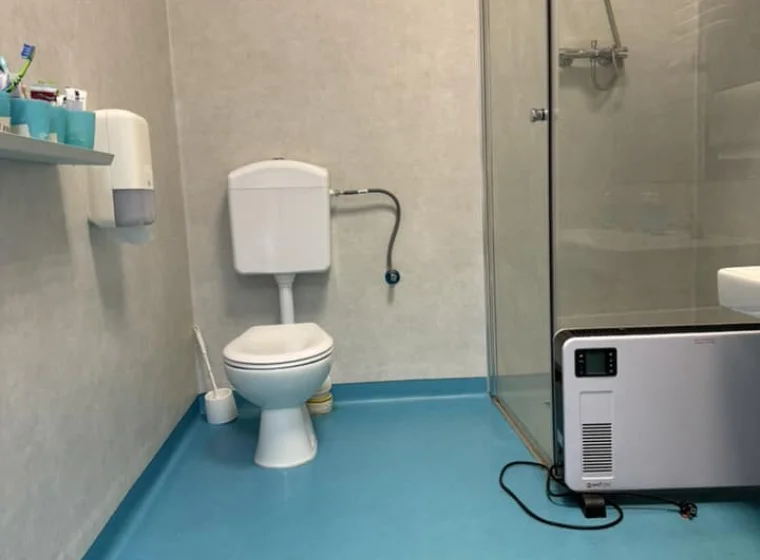 Kompleksowa realizacja podłóg i okładzin ściennych w przestrzeni sanitarnej w przedszkolu