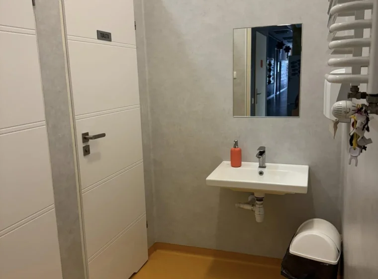 Kompleksowa realizacja podłóg i okładzin ściennych w przestrzeni sanitarnej w przedszkolu