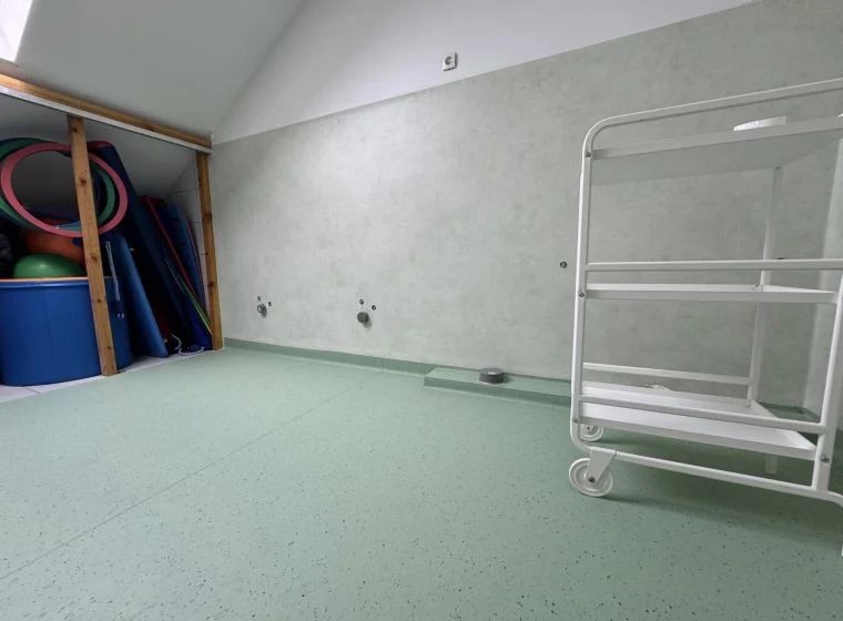 Kompleksowa realizacja podłóg i okładzin ściennych w przestrzeni sanitarnej w przedszkolu