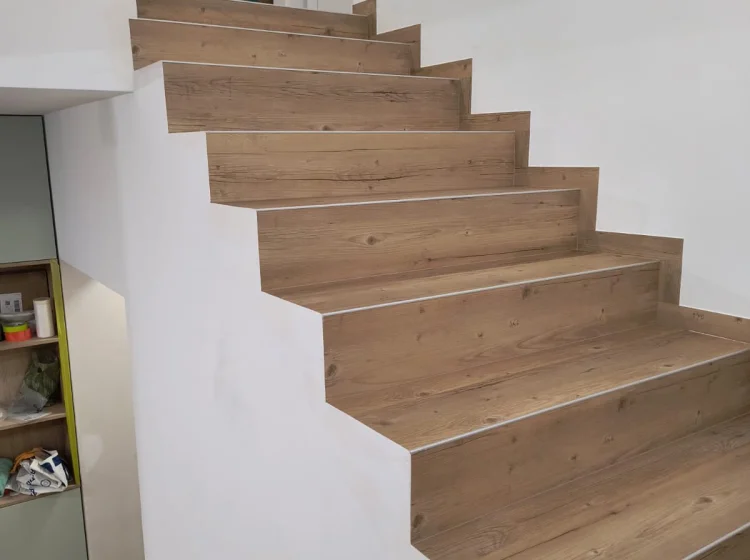 Panele LVT na schodach w domu jednorodzinnym