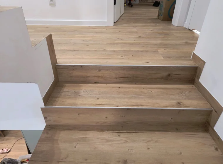 Panele LVT na schodach w domu jednorodzinnym
