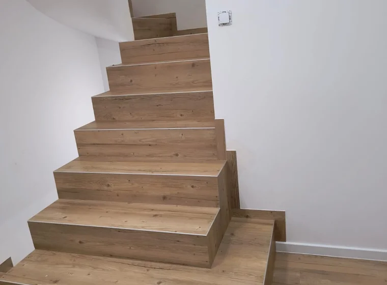 Panele LVT na schodach w domu jednorodzinnym
