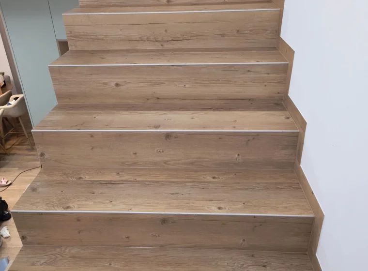 Panele LVT na schodach w domu jednorodzinnym