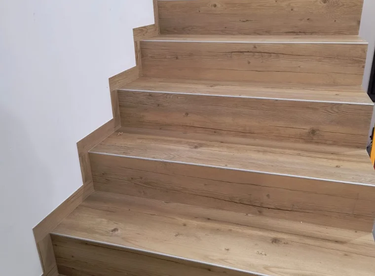 Panele LVT na schodach w domu jednorodzinnym