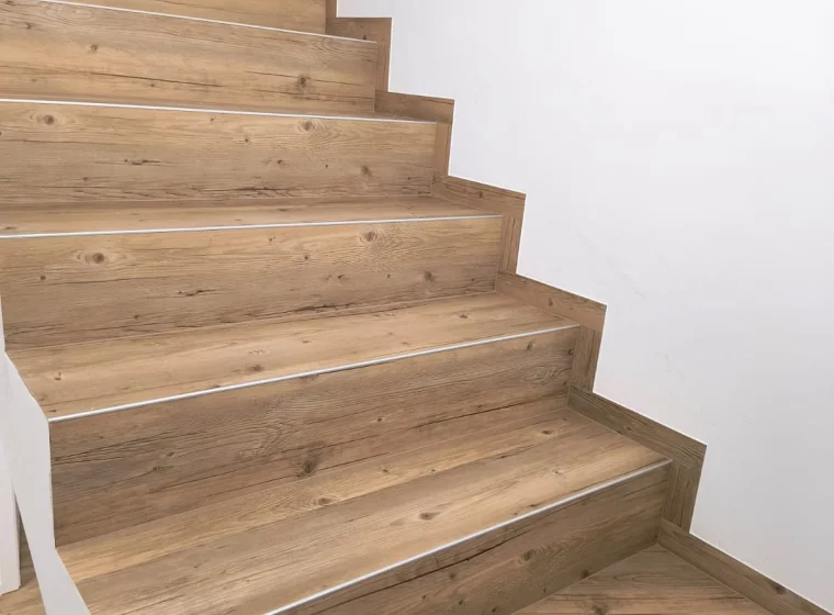 Panele LVT na schodach w domu jednorodzinnym
