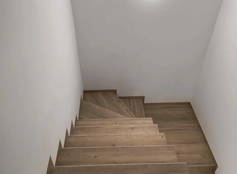 Panele LVT na schodach w domu jednorodzinnym