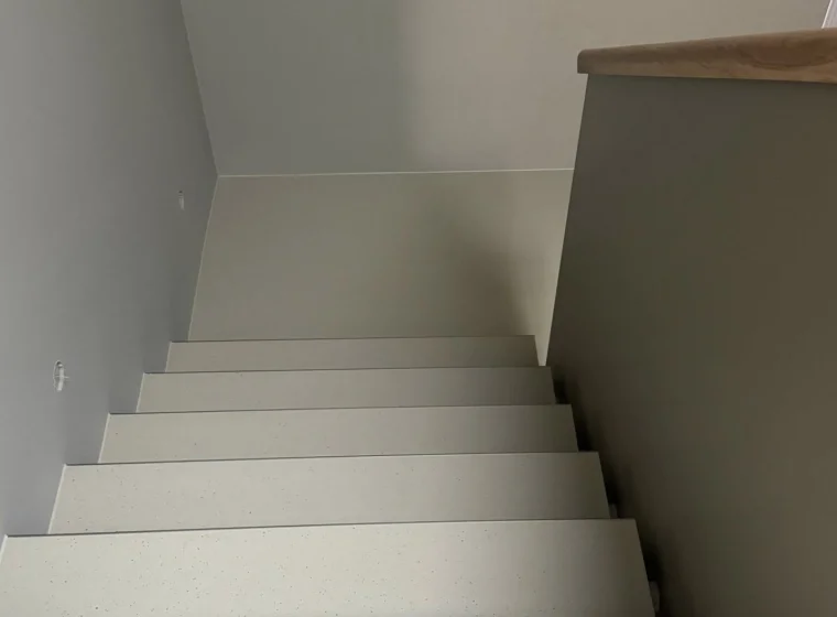 Schody w domu jednorodzinnym wykończone linoleum Forbo