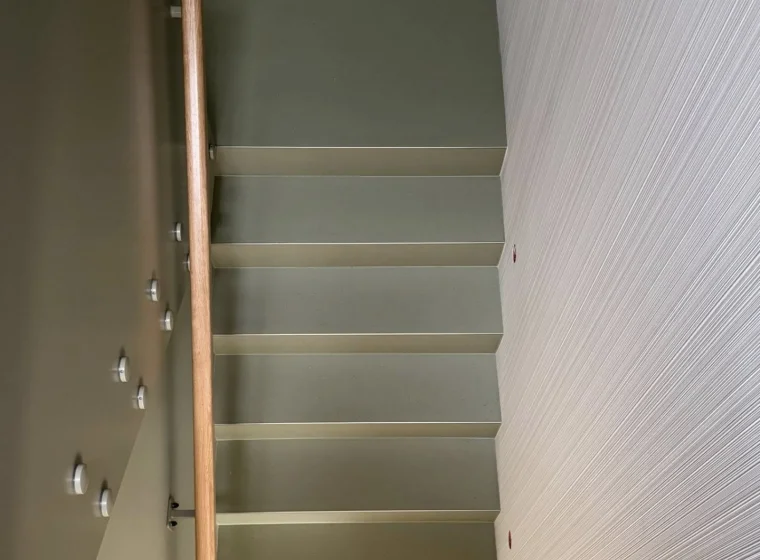 Schody w domu jednorodzinnym wykończone linoleum Forbo