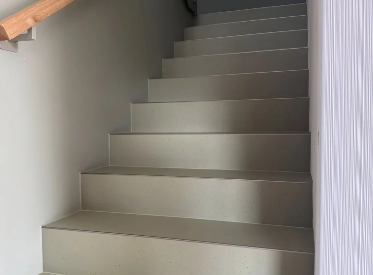 Schody w domu jednorodzinnym wykończone linoleum Forbo