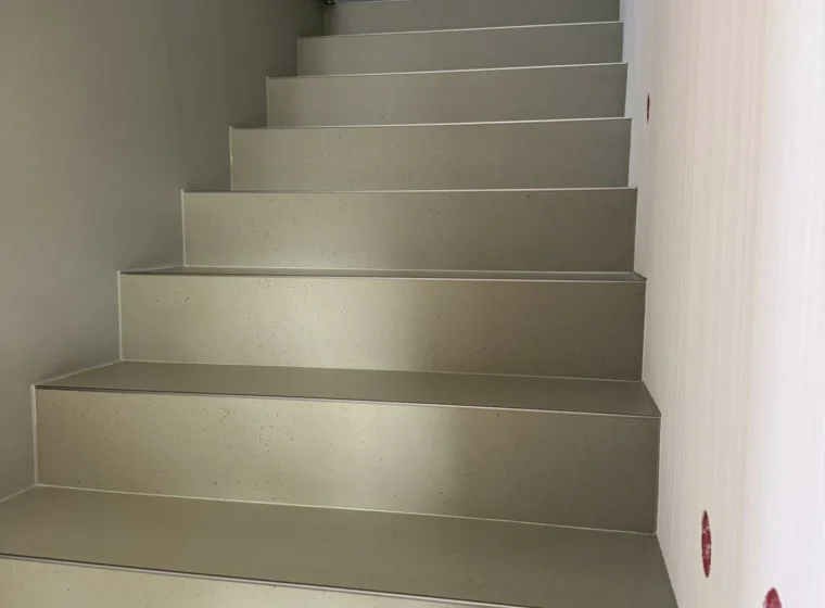 Schody w domu jednorodzinnym wykończone linoleum Forbo