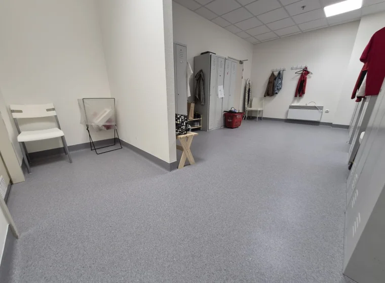 Szara wykładzina elastyczna PCW Tarkett w części sociajlnej