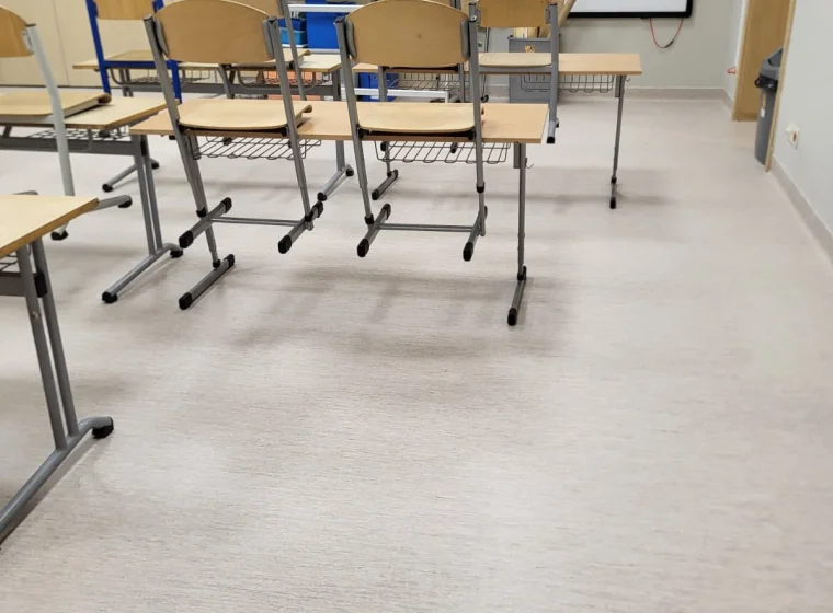 Szkolne przestrzenie zostały oddane do użytku przed rozpoczęciem zajęć – gotowe na powrót uczniów, bezpieczne, funkcjonalne i estetyczne. | Wykladziny-Warszawa.pl