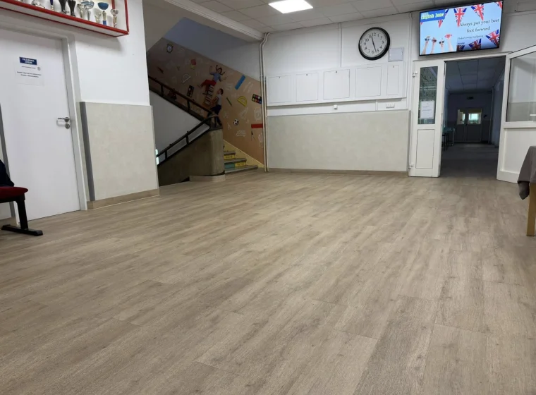 Realizacja: Remont szkoły – nowa podłoga w holu i stołówce