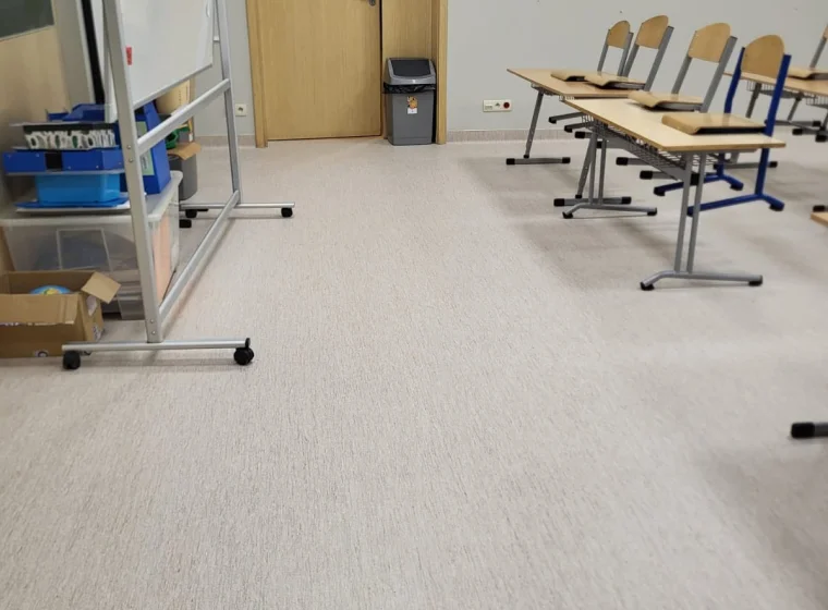 Szkolne przestrzenie zostały oddane do użytku przed rozpoczęciem zajęć – gotowe na powrót uczniów, bezpieczne, funkcjonalne i estetyczne. | Wykladziny-Warszawa.pl