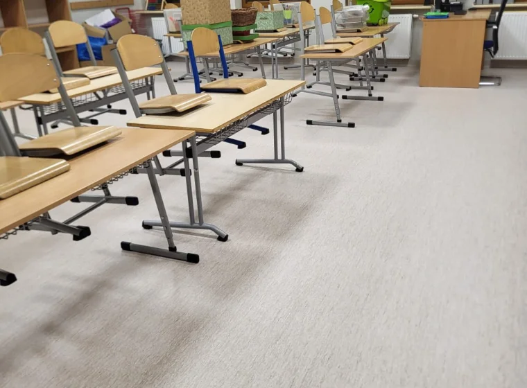 Szkolne przestrzenie zostały oddane do użytku przed rozpoczęciem zajęć – gotowe na powrót uczniów, bezpieczne, funkcjonalne i estetyczne. | Wykladziny-Warszawa.pl