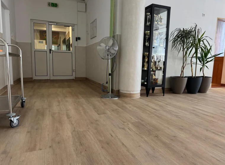 Realizacja: Remont szkoły – nowa podłoga w holu i stołówce