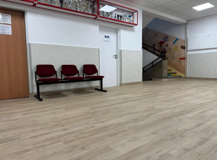 Realizacja: Remont szkoły – nowa podłoga w holu i stołówce