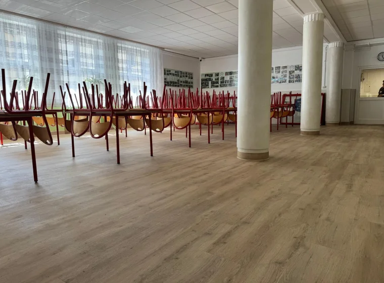 Realizacja: Remont szkoły – nowa podłoga w holu i stołówce