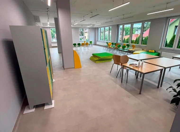 Realizacja montażu wykładzin PCV w szkole - Forbo - Wykładziny Warszawa