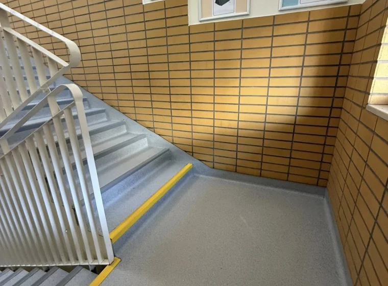 Szkolne przestrzenie zostały oddane do użytku przed rozpoczęciem zajęć – gotowe na powrót uczniów, bezpieczne, funkcjonalne i estetyczne. | Wykladziny-Warszawa.pl